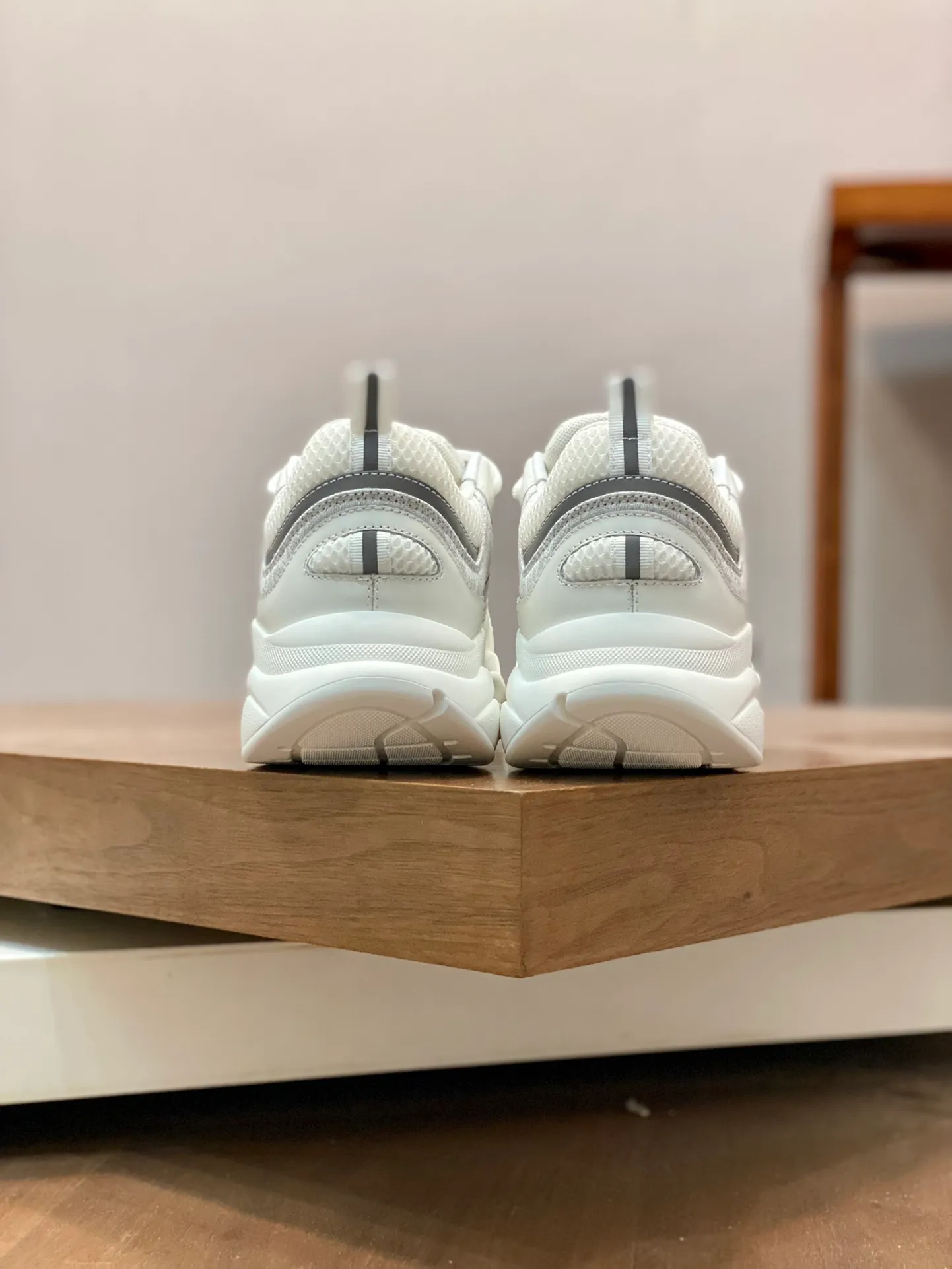 Factory price: 500💰 Dior B22 men's jogging fashion sneakers. This item draws inspiration from retro jogging shoes. It adopts a thick low-top design, with an upper made of leather and mesh fabric, and a black and white engraved rubber sole. The side is decorated with an embossed "Di~r" logo. Code number: 38-45 (38, 45, 46 can be customized)
